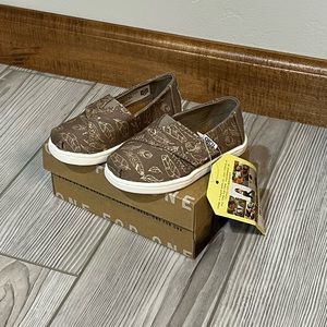 TOMs Classic Desert Taupe Foil Feathers size Tiny 5